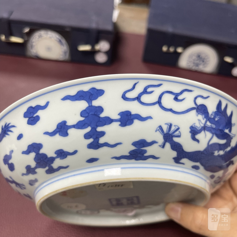 清乾隆 青花云龙纹盘一对 - 图13